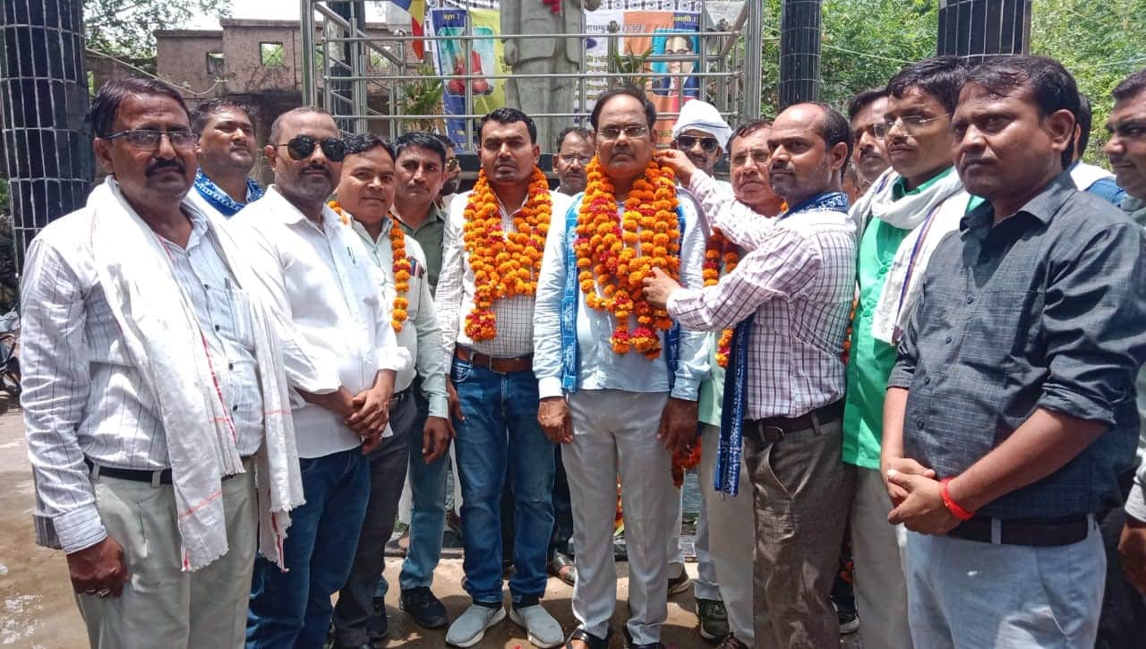 नवनियुक्त जिलाध्यक्ष गुलाब वर्मा का स्वागत करते पार्टी पदाधिकारी। स्रोत- संगठन।