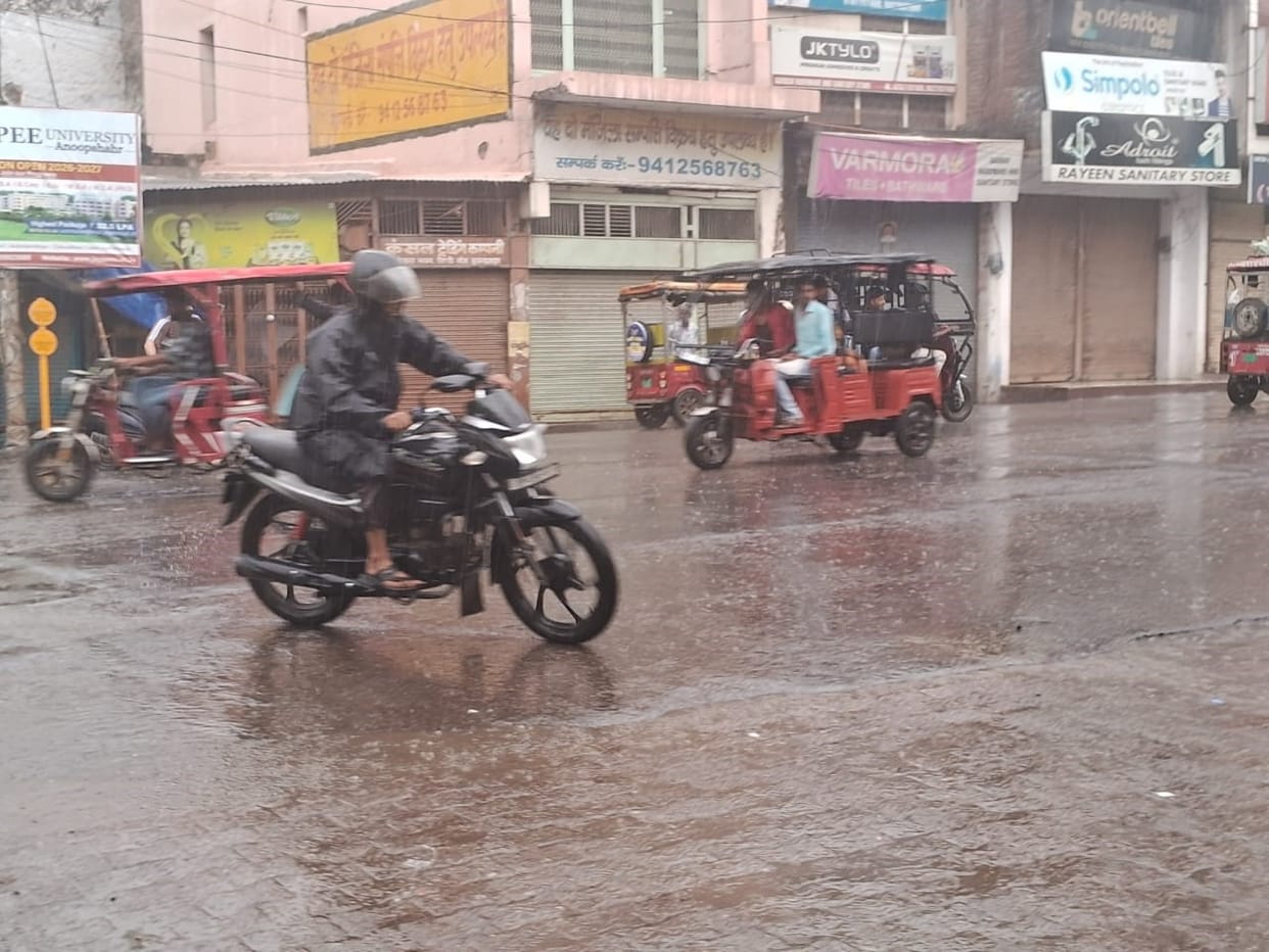 Heavy rain caused waterlogging in the Bugrasi and Syana areas, while the subsequent sunshine increased humidity.
