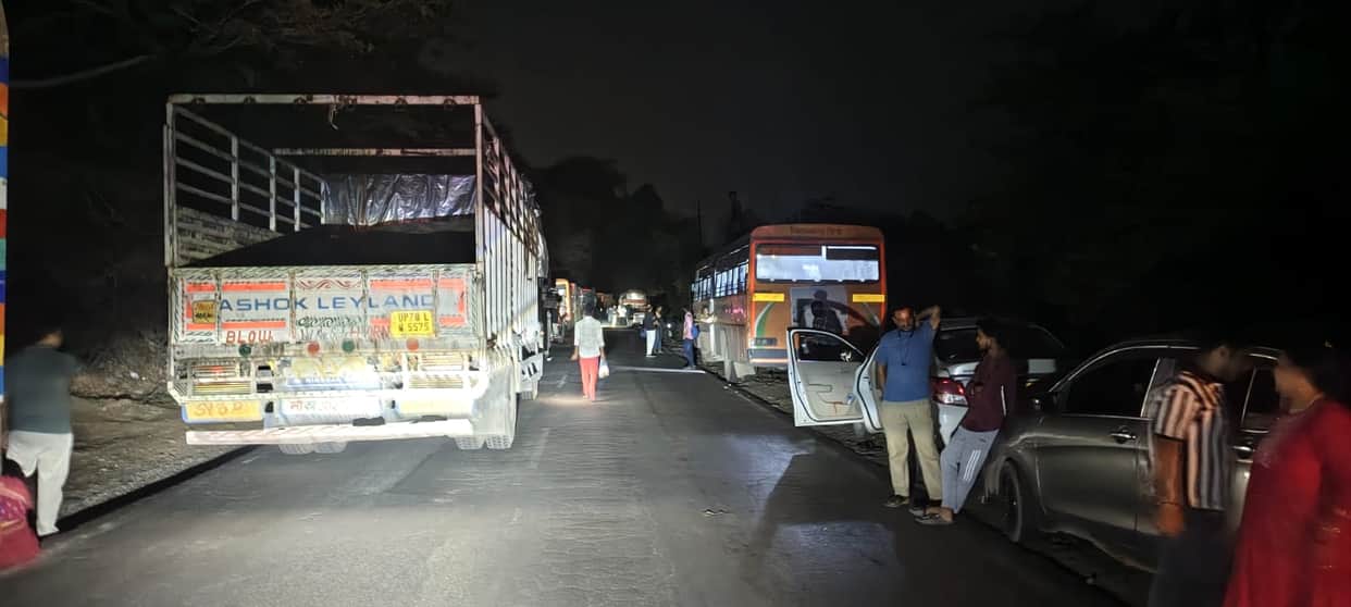 Coal-laden trailer overturns; six-kilometer-long traffic jam on the highway.