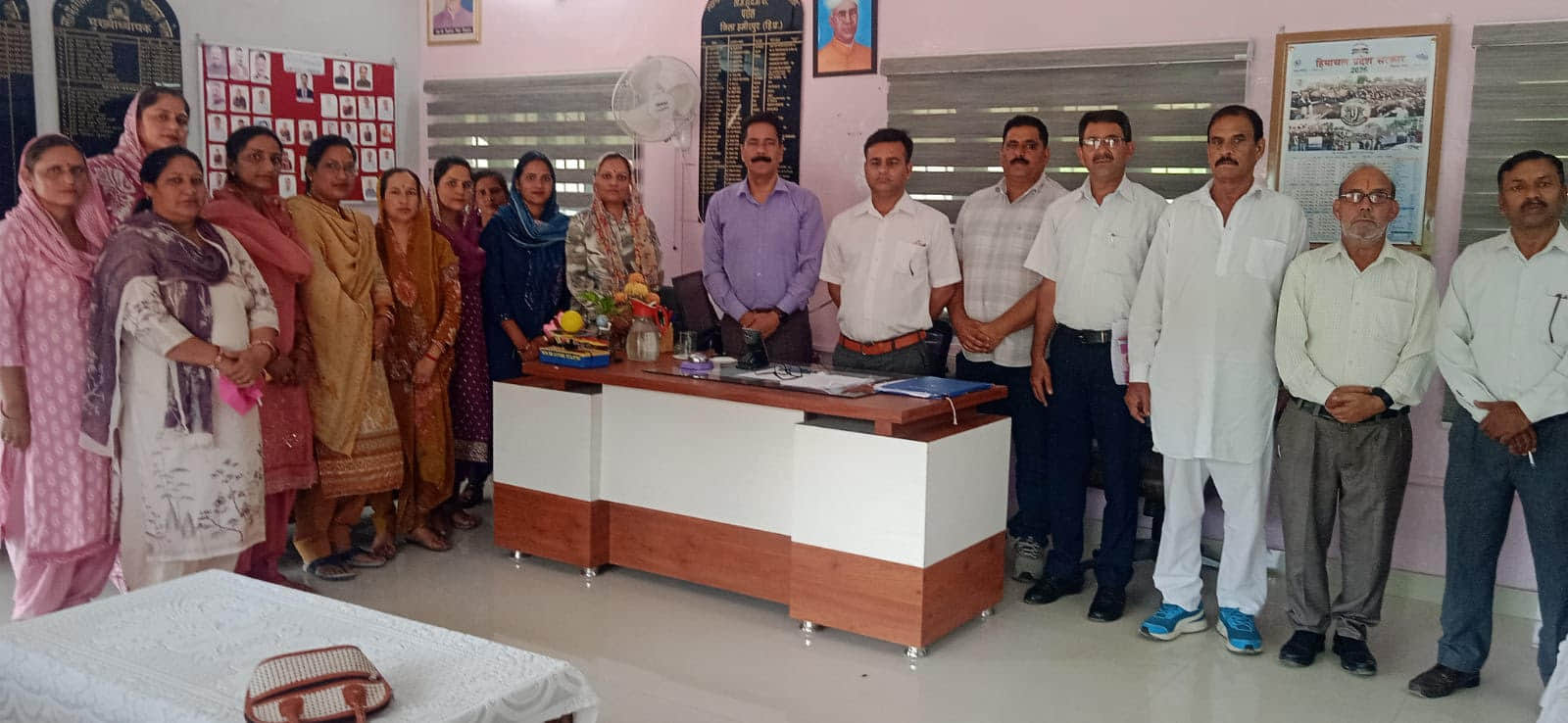 परोल स्कूल में स्कूल प्रबंधन समिति की बैठक के उपरांत स्टाफ व समिति के सदस्य। स्रोत संस्थान
