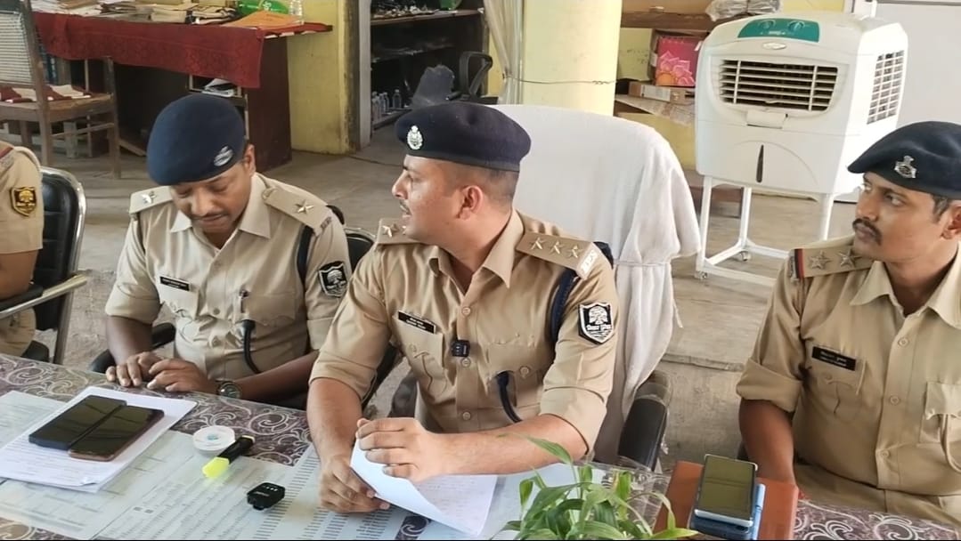 प्रेस वार्ता करते डीएसपी
