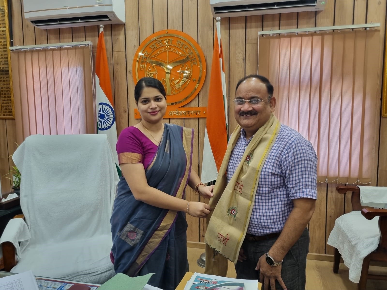 राजस्व वादों के निस्तारण में अहम भूमिका निभाने वाले एडीएम (न्यायिक) रंजीत सिंह को सम्मानित करती