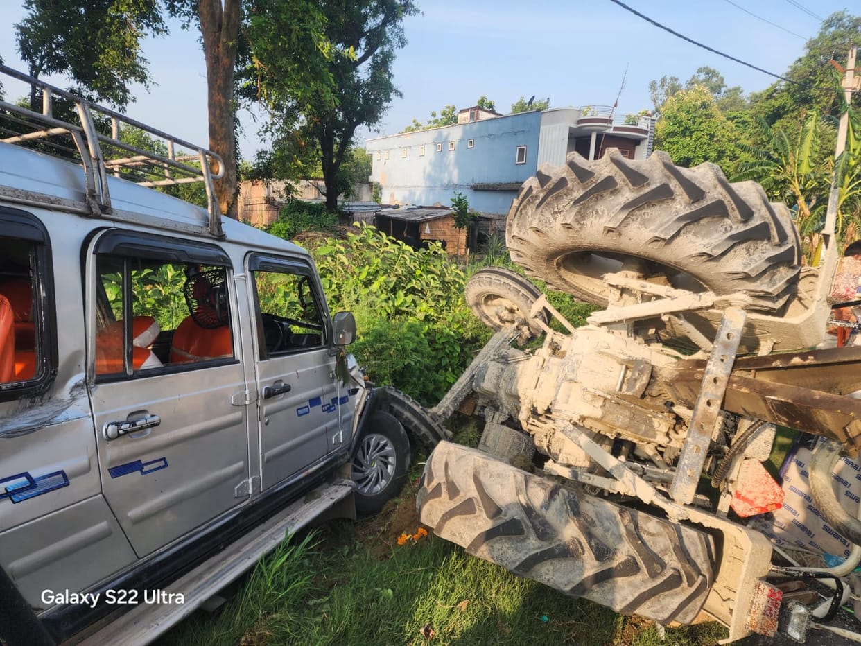 Collision between tractor-trolley and Bolero; both drivers injured.