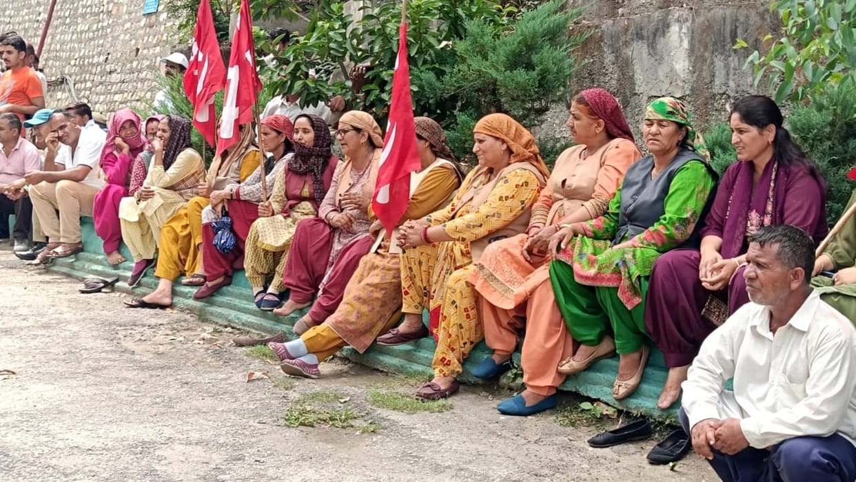 Protest by contractual employees at the Rampur project continues