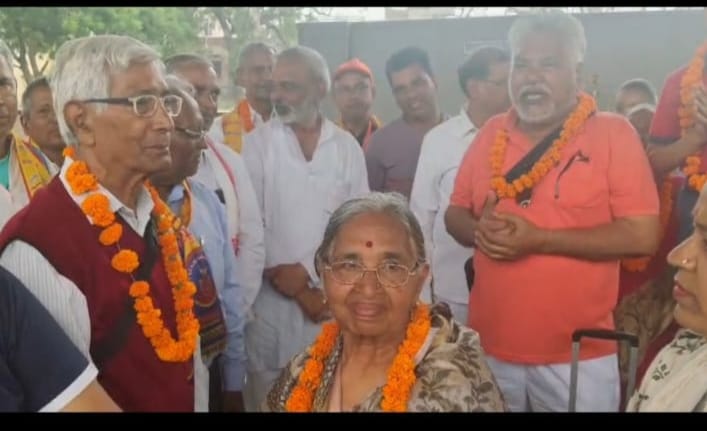 Pilgrims returning from the Sindhu Darshan Yatra were welcomed.