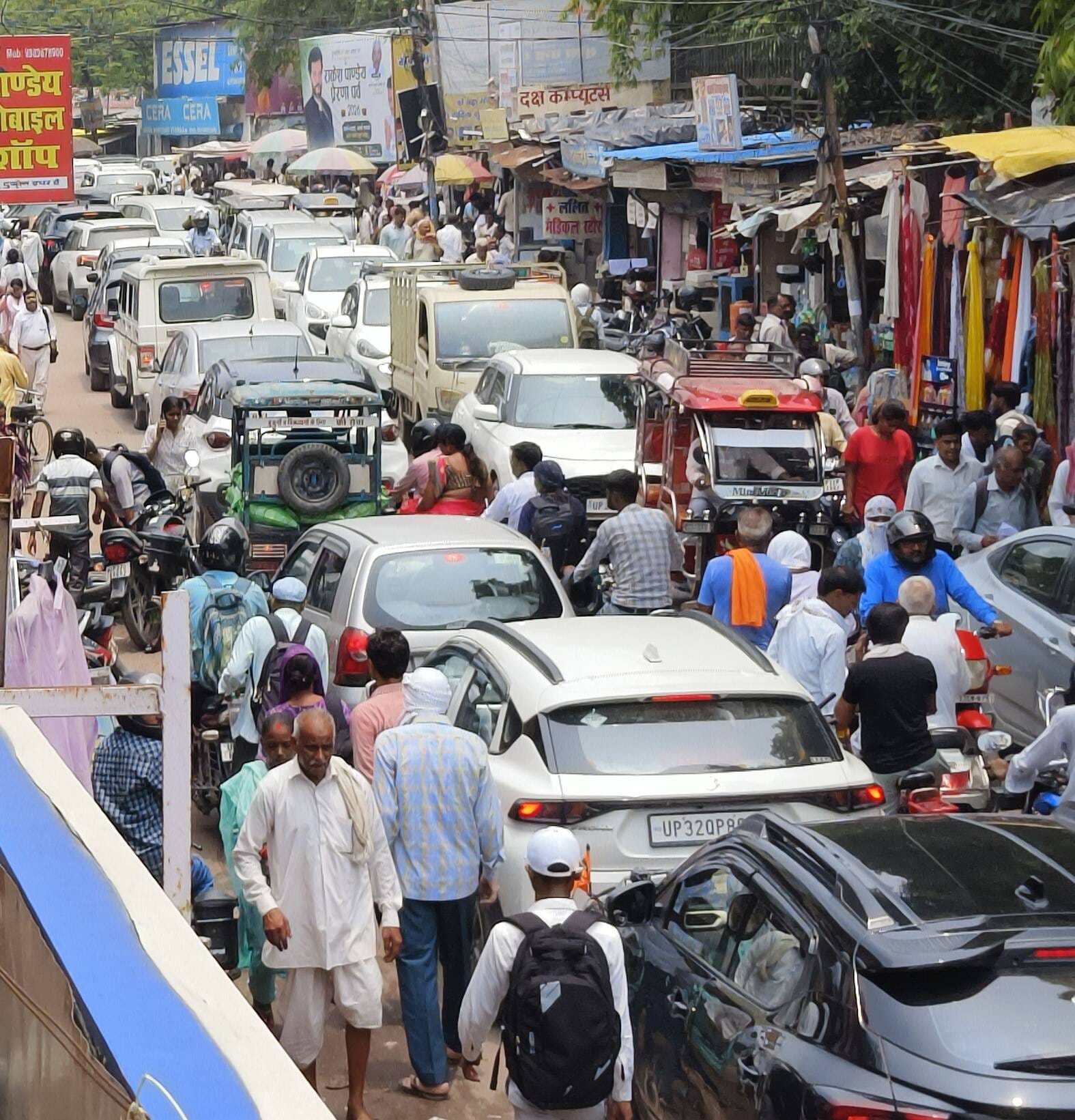 रायबरेली में कचहरी रोड पर जाम में फंसे वाहन।