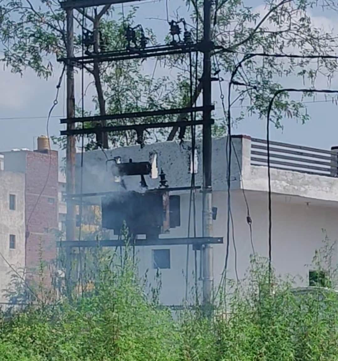 सांबा के आईटीसी गोदाम के साथ सटे मोहल्ले में जलता ट्रांसफार्मर