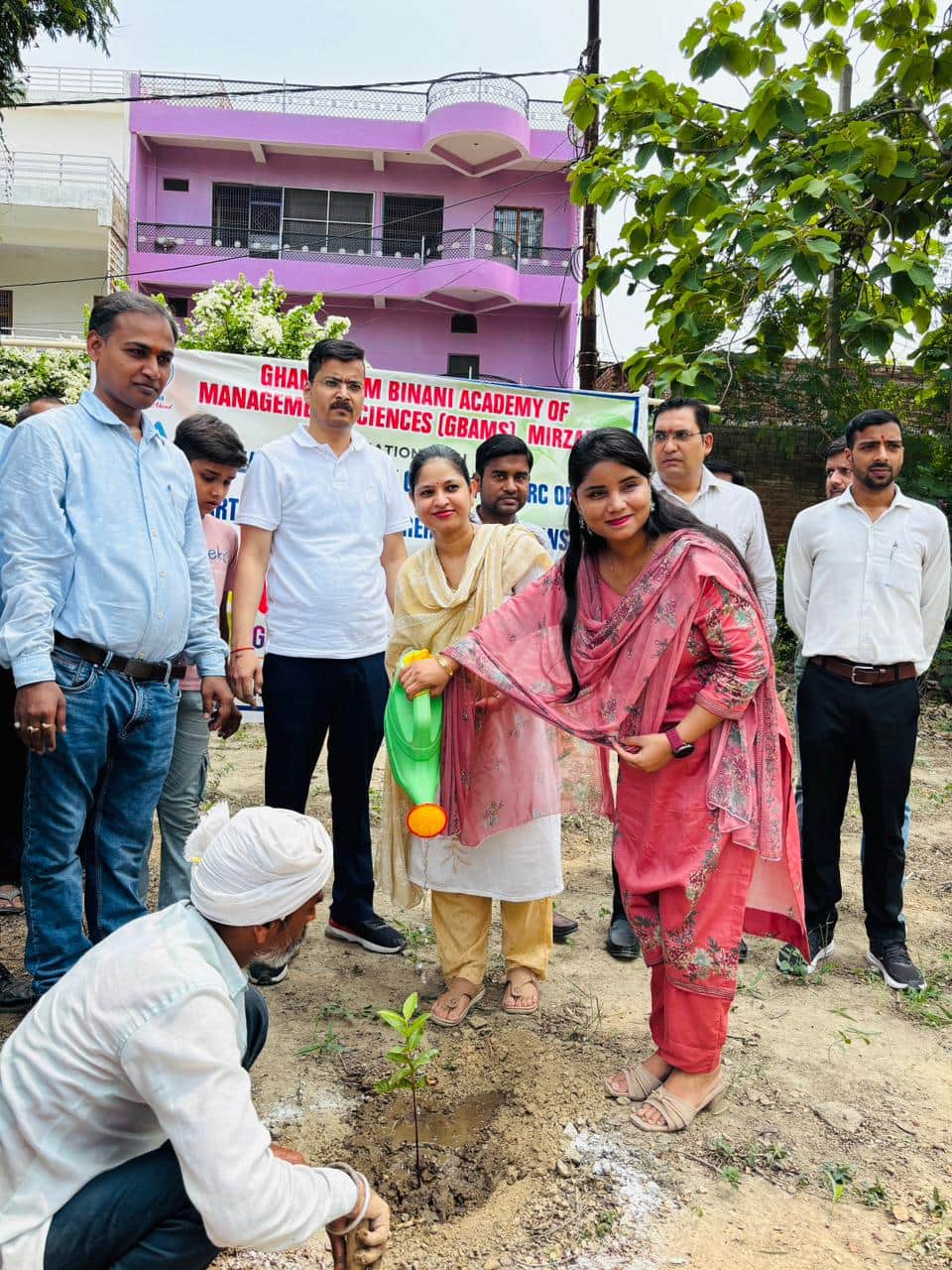सीए डे पर पौधरोपण करती महिलाएं, सोशल मीडिया