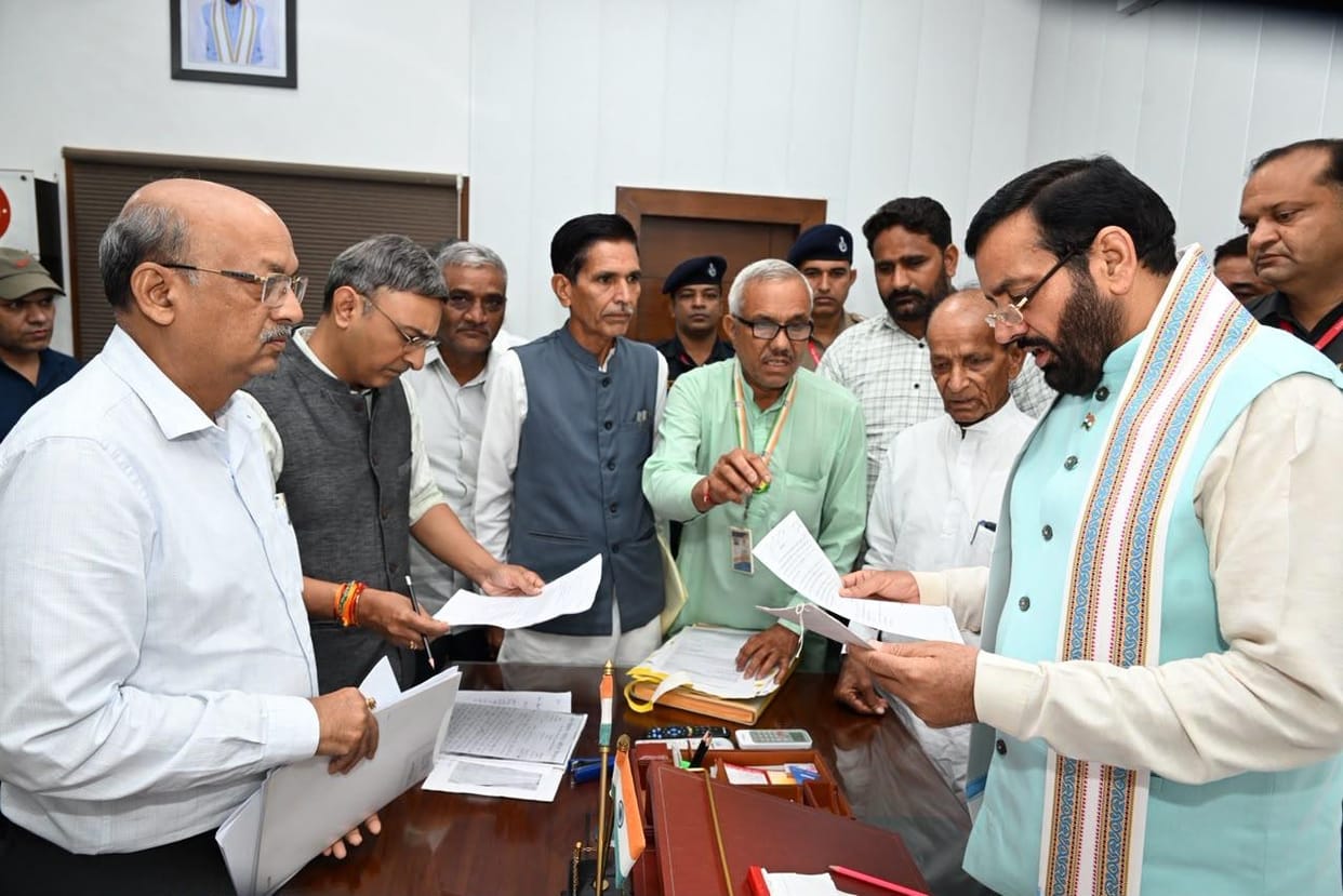 Villagers from Madina Gindhran met the Chief Minister.