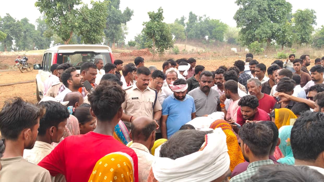 Farmer dies after arriving to protest against tower construction; uproar ensues.