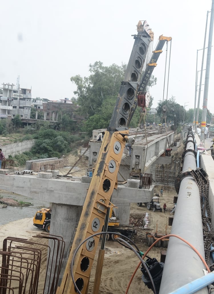 Work on placing girders has begun on the new bridge over the Sai River.