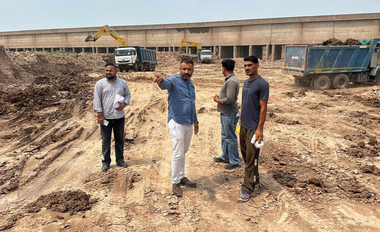 SDM Manish Kumar Yadav inspected flood-prone areas.