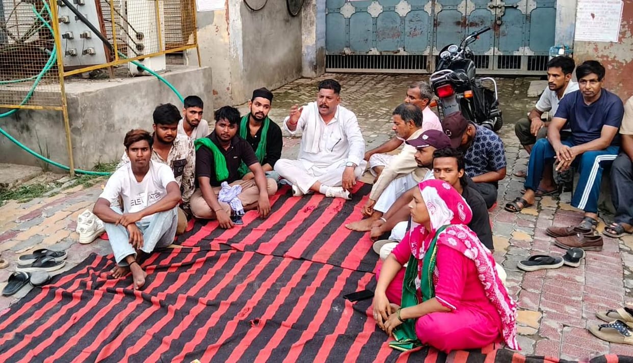 Residents of Mandi Chamaran stage a protest over the power crisis.