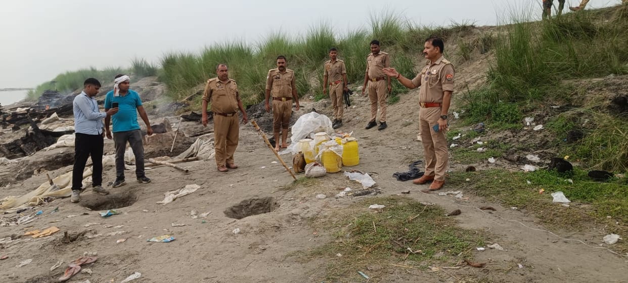 120 liters of illicit liquor seized; 220 quintals of wash destroyed.