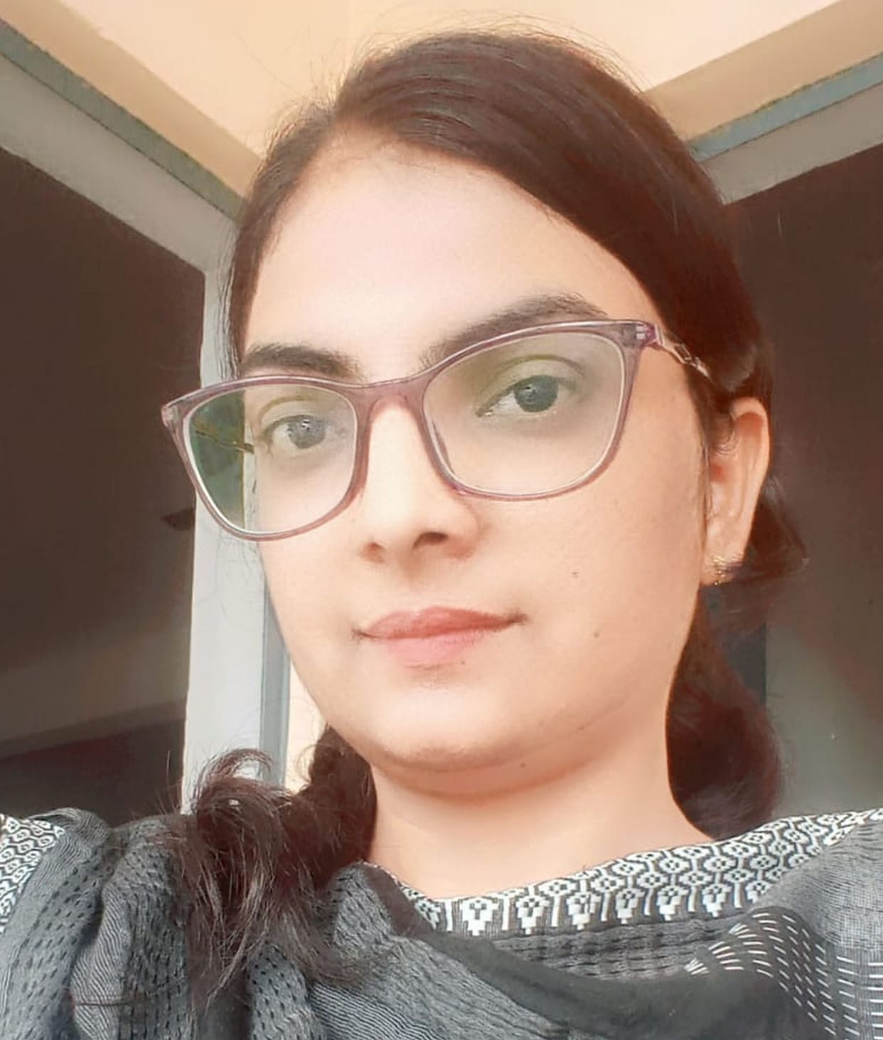 Traffic jam caused by vehicle convoy; three candidates missed their exam.