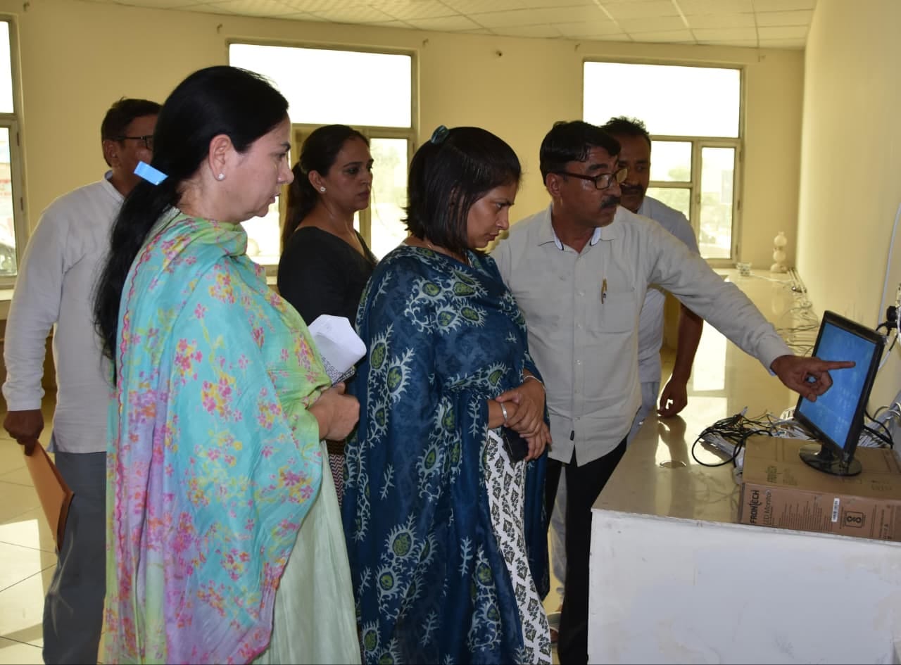 फ़ोटो-60: बहादुरगढ़ के एक स्कूल में बने परीक्षा केंद्र पर सीसीटीवी और कंट्रोल रूम का निरीक्षण करत