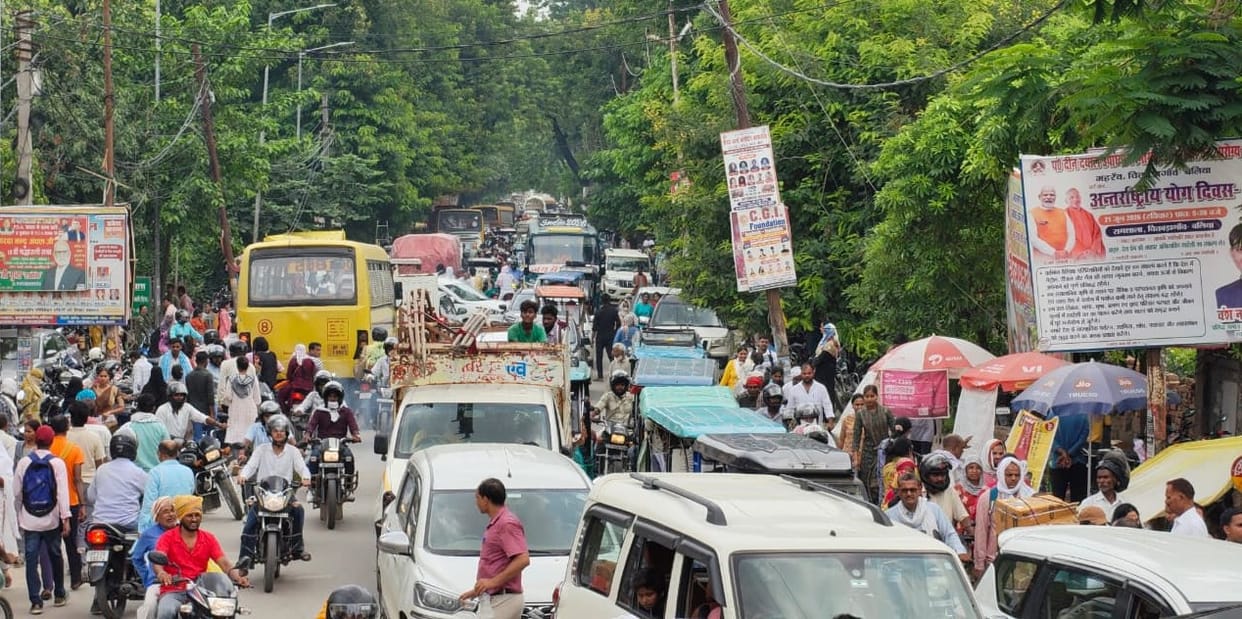 Traffic jam in the city for 3 hours; it took 40 minutes to cover a distance of 5 minutes.