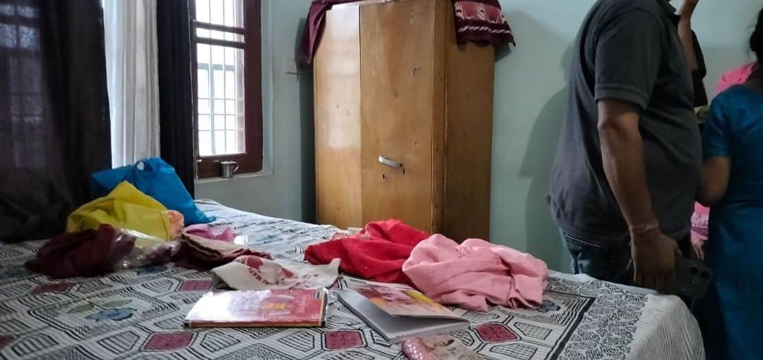 Family locked in room; 2.5 lakh and gold jewelry weighing eight tolas stolen.