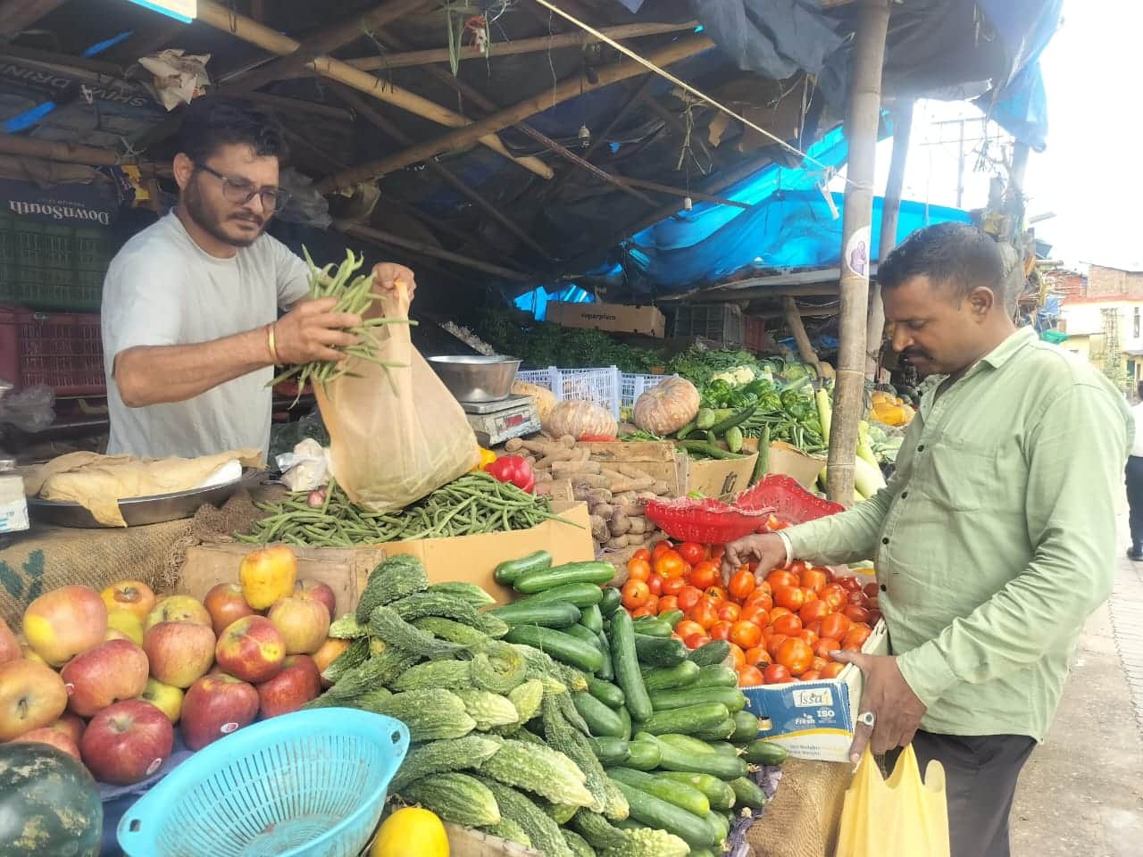 धर्मशाला के कचहरी अड्डा में सब्जी खरीदते हुए ग्राहक। संवाद