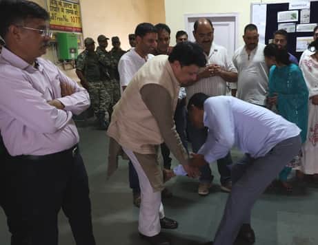 धर्मशाला पंचायत समिति के चुने गए अध्यक्ष भाजपा के अलोक कुमार जीतने के बाद विधायक सुधीर शर्मा का