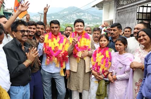 धर्मशाला पंचायत समिति के चुने गए अध्यक्ष भाजपा के अलोक कुमार और उपाध्यक्ष सरोज कुमारी विधायक सु