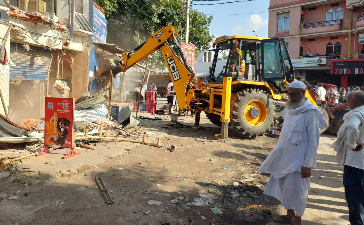 A bulldozer ran at Mahul Tiraha in Udhpur, encroachments were removed from 115 shopkeepers