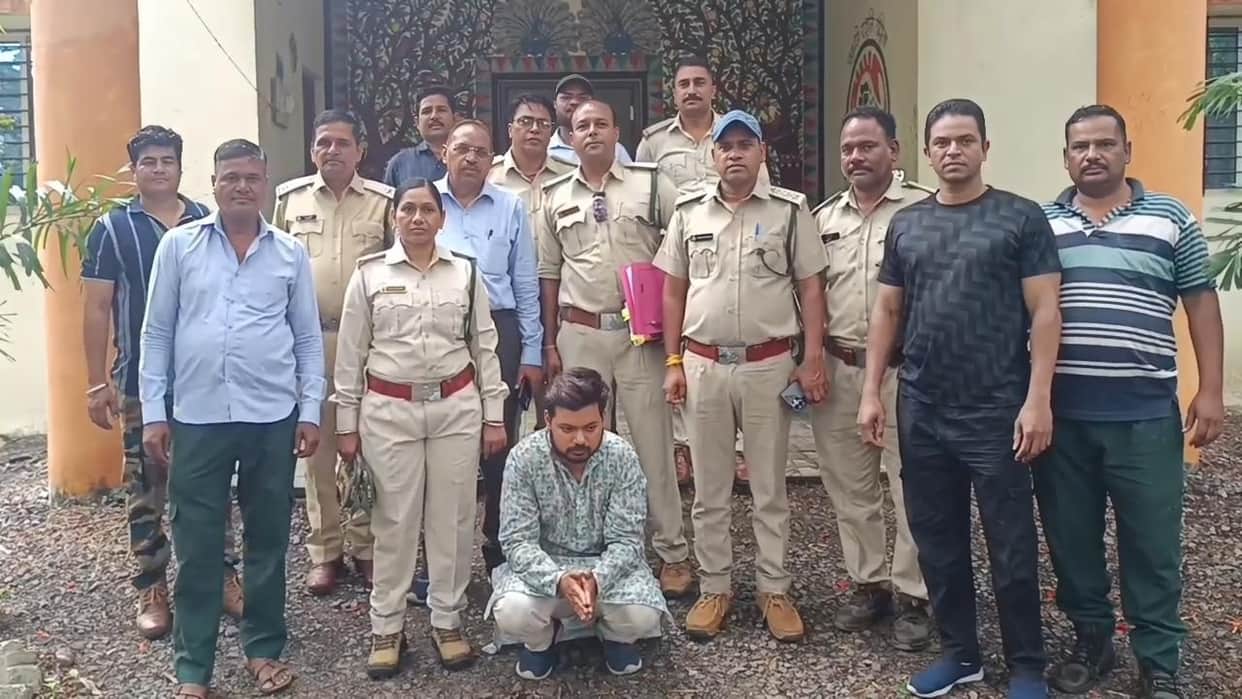 Ujjain Forest Dept Busts Illegal 'Hath Jodi' Trade: Medical Student Arrested, 7 Items Seized