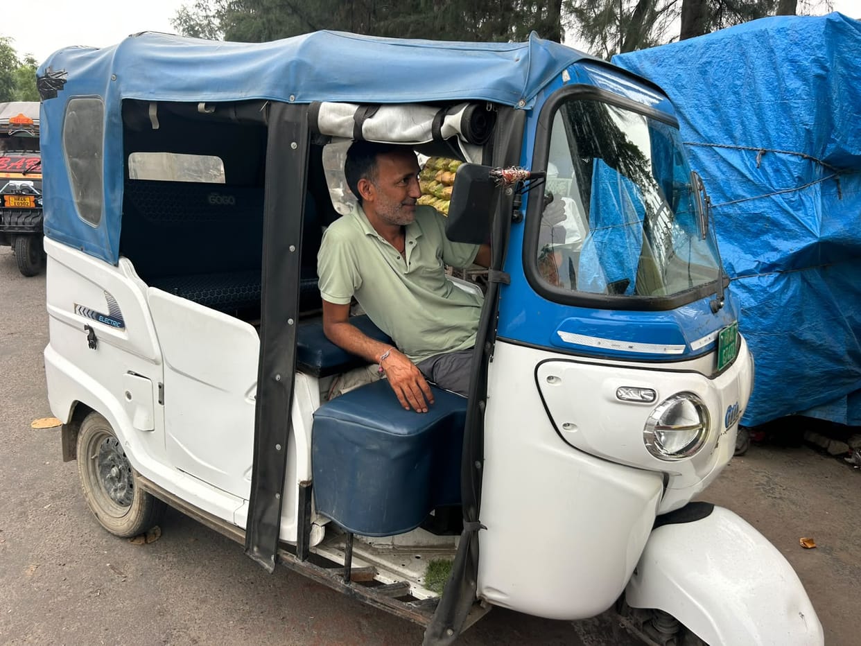 Switched off the e-rickshaw using a mobile phone; restarted it via the phone after paying 200.