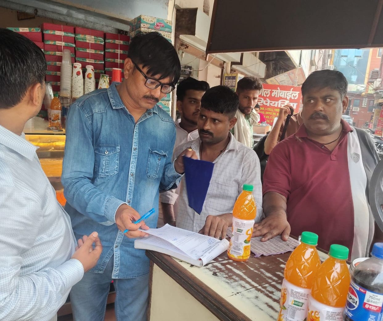 The Municipal Corporation team issued challans to 12 people.