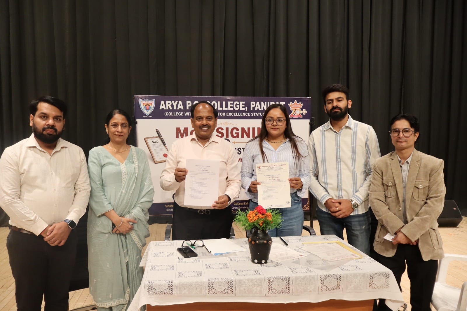 आर्य कॉलेज में विभिन्न संस्थाओं के साथ एमओयू करते प्राचार्य डॉ. जगदीश गुप्ता।