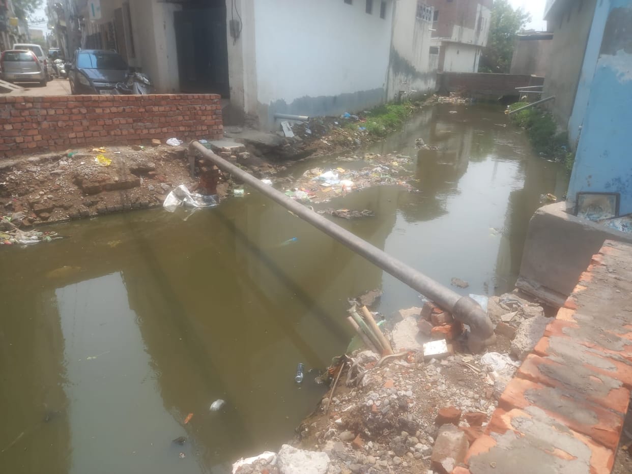 After the first monsoon rains, the cleaning of 350 small drains was remembered.