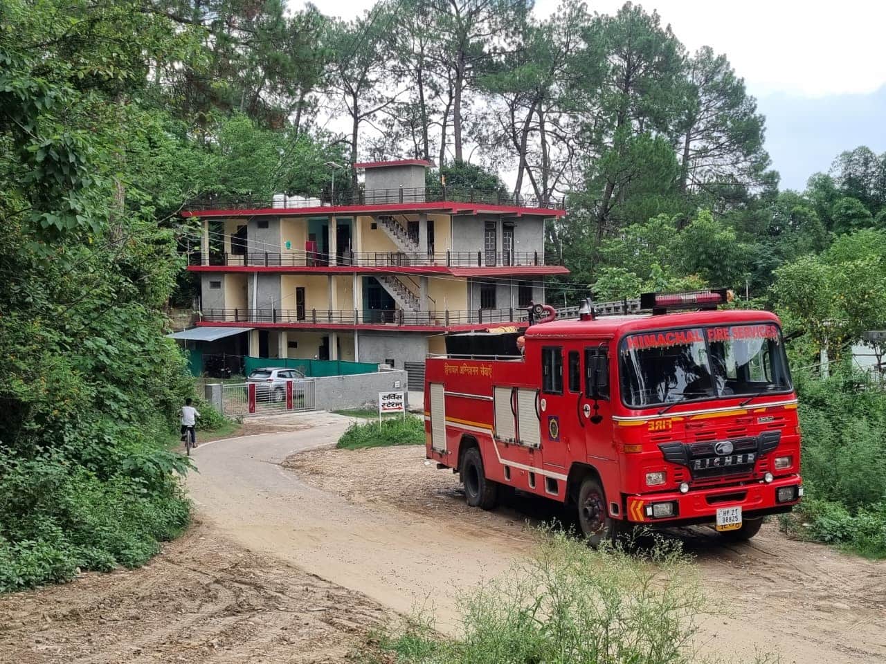 अग्निशमन विभाग बिझड़ी की सड़क किनारे खड़ा अग्निशामक वाहन। संवाद