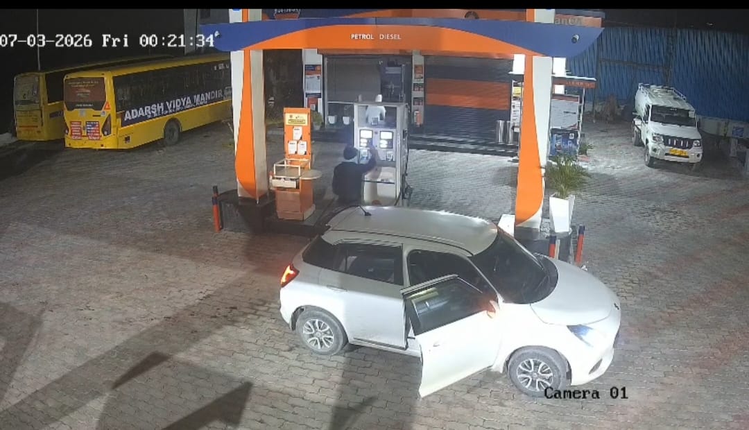 Rs 1.25 lakh looted from petrol pump; salesman's head smashed for resisting.