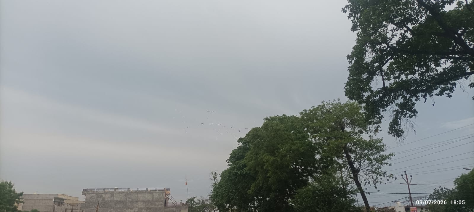 भिनगा कस्बे में आसमान में छाए काले बादल। 