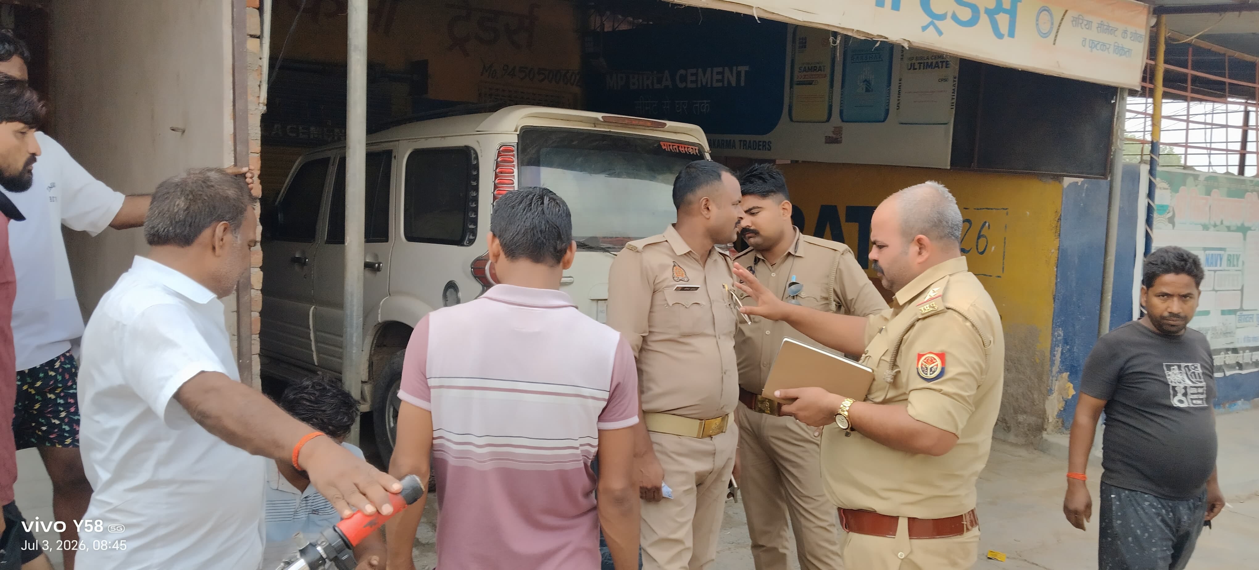 भरवारी कस्बे में व्यापारी के सूने घर में चोरी के बाद घटना की जांच करती हुई कोखराज पुलिस। संवाद