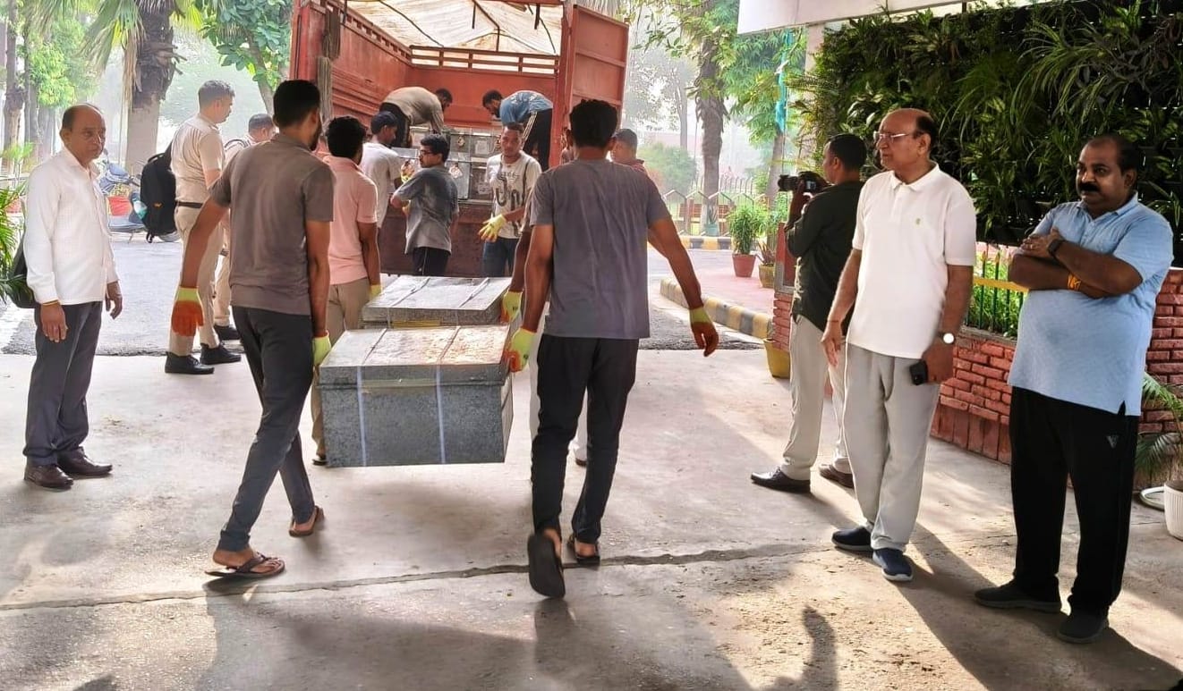 बोर्ड मुख्यालय से एचटेट परीक्षा के प्रश्नपत्र पेटियों को जिला मुख्यालय ले जाते समय निरीक्षण करत