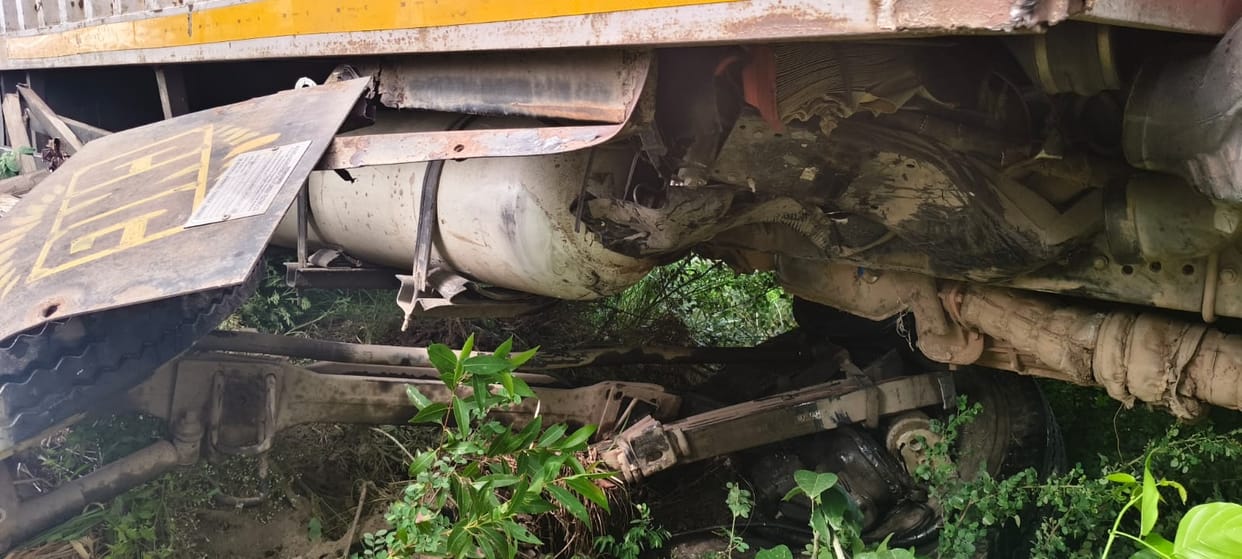 etah news bus accident 5 death