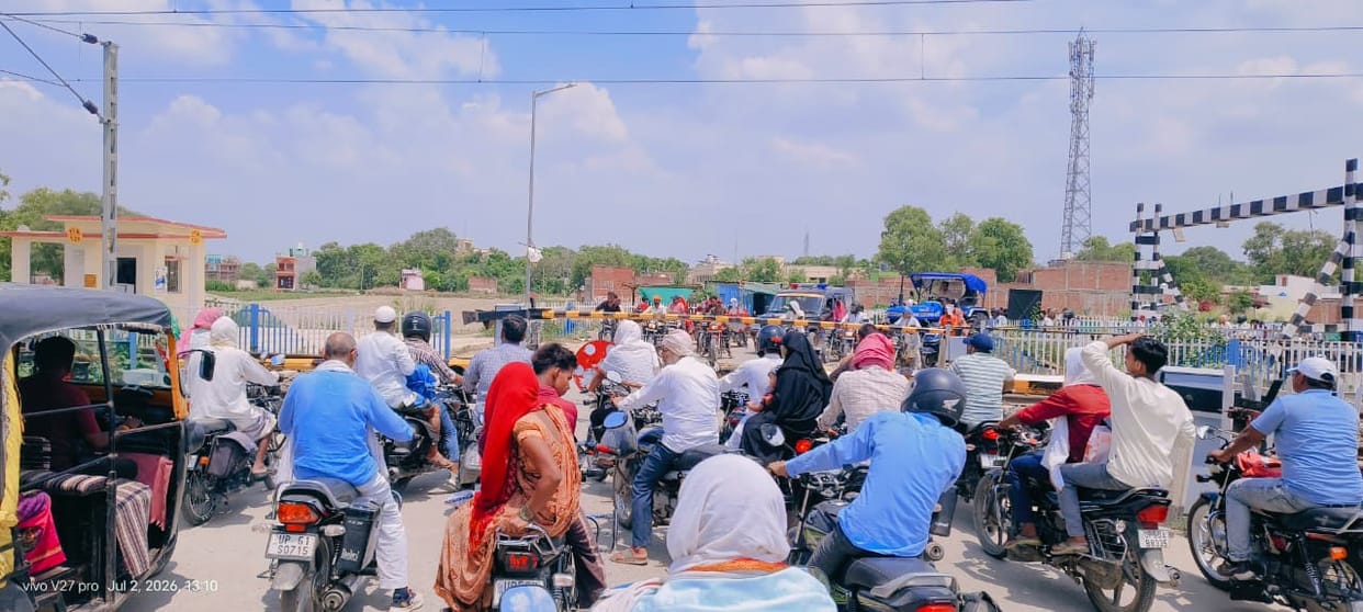 At 11 railway crossings, gates close 31 times a day for five minutes each time, leaving vehicles stuck in traffic jams for up to half an hour.
