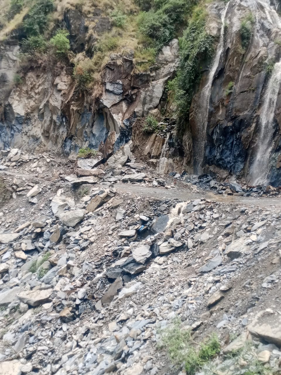 चंबा-तीसा मार्ग रखालू के पासभूस्खलन के बाद पड़ा बंद। जागरूक पाठक।
