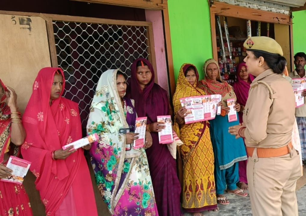 चौपाल में जानकारी देती महिला पुलिस।