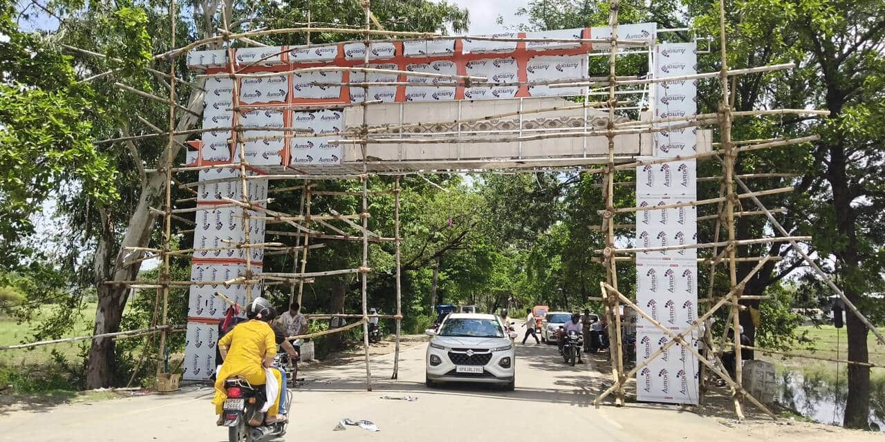 चुर्क मोड पर गेट का होता सुंदरीकरण। संवाद