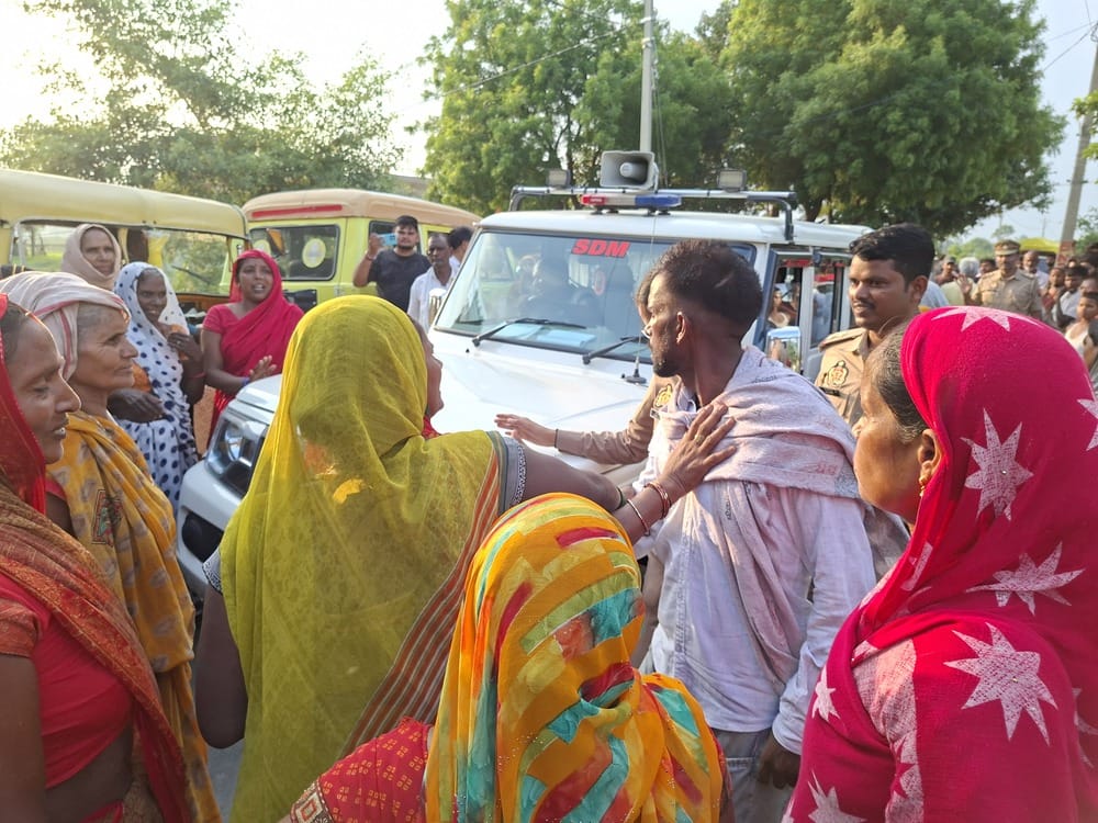 चिरैयाकोट थाना क्षेत्र के लरेवा गांव में शराब की दुकान खुलने के मामले में पहुंची एसडीएम की गाड़