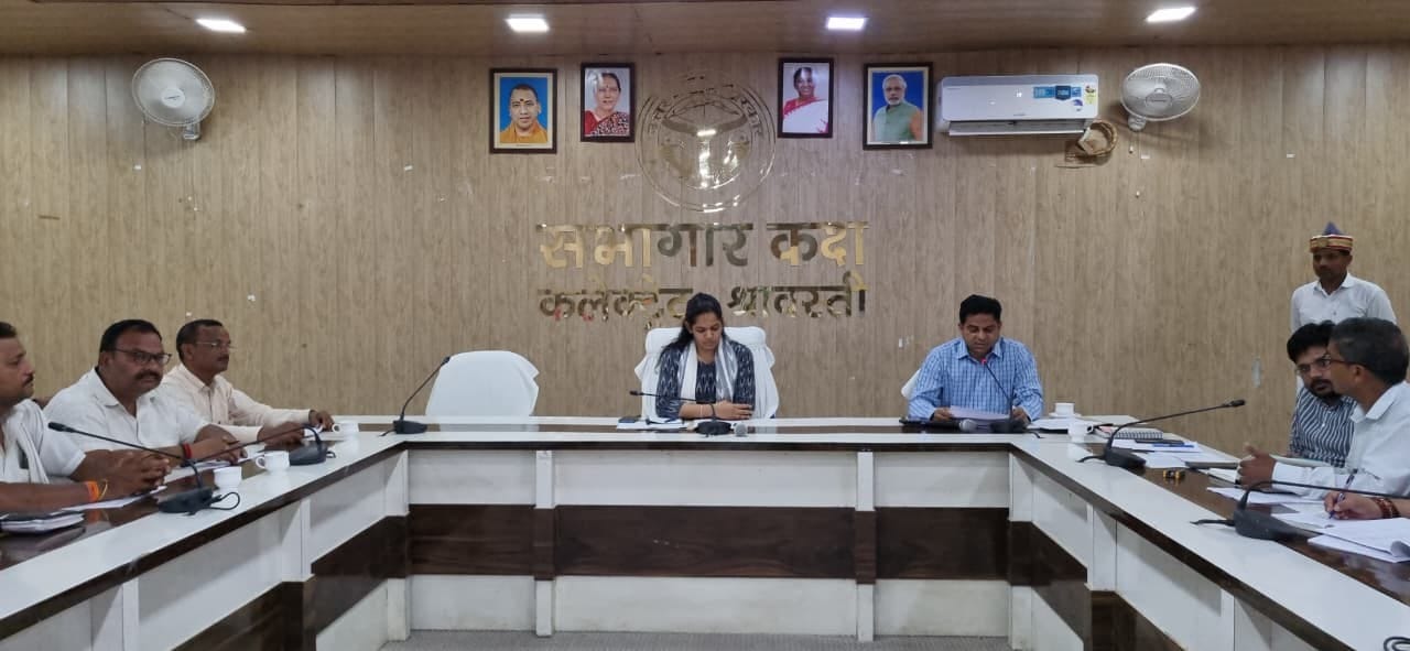 डीएम अन्नपूर्णा गर्ग की अध्यक्षता में जारी बैठक में मौजूद अधिकारी व राजनीतिक दलों के प्रतिनिध