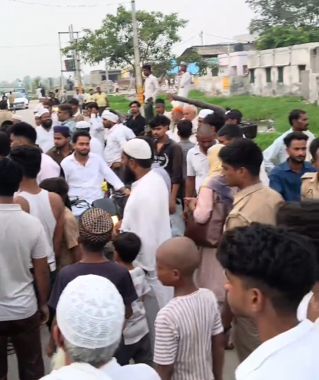 Police station besieged and commotion ensues in Nahal; Hapur's Kapurpur police involved.