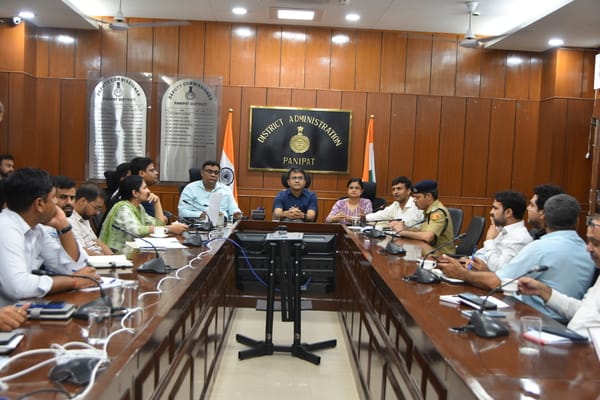 एचटेट की परीक्षा के लिए अधिकारियों से चर्चा करते उपायुक्त डाॅ. हरीश कुमार वशिष्ठ। स्रोत : सूच