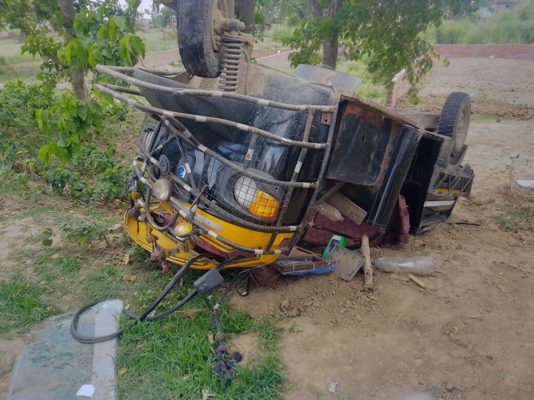 Car-tempo collision in Daya Chhapra; six people injured.