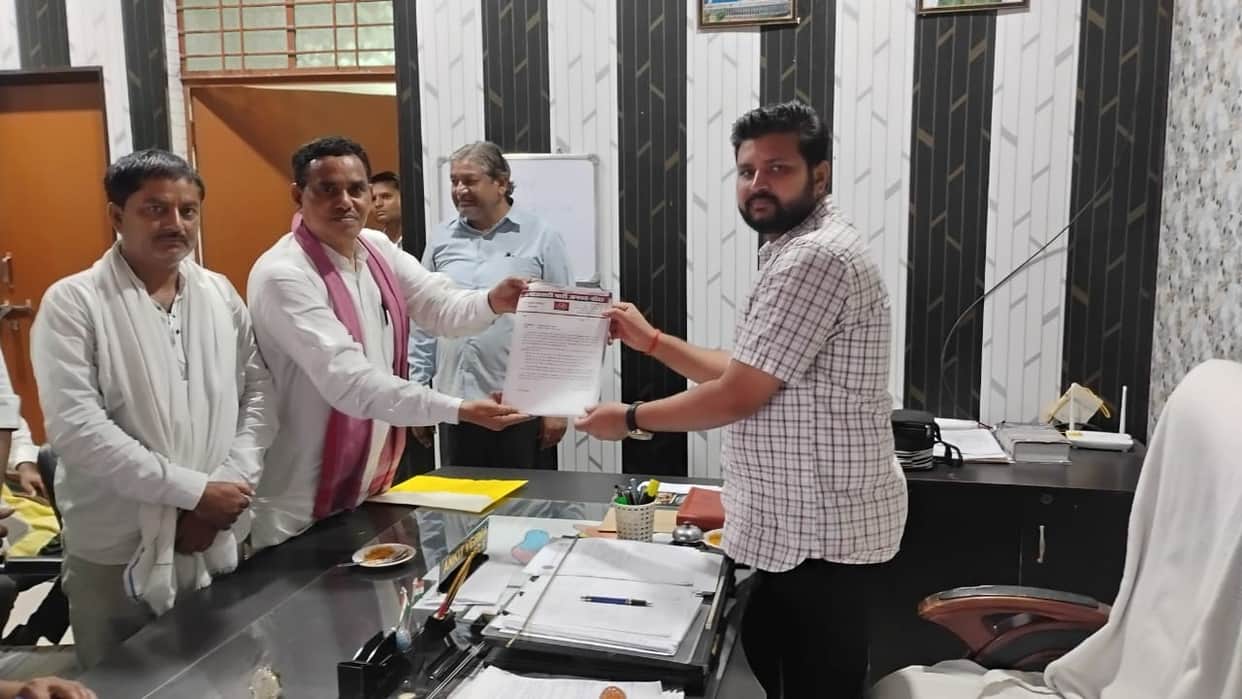 SP protests over alleged irregularities in voter list, submits memorandum.