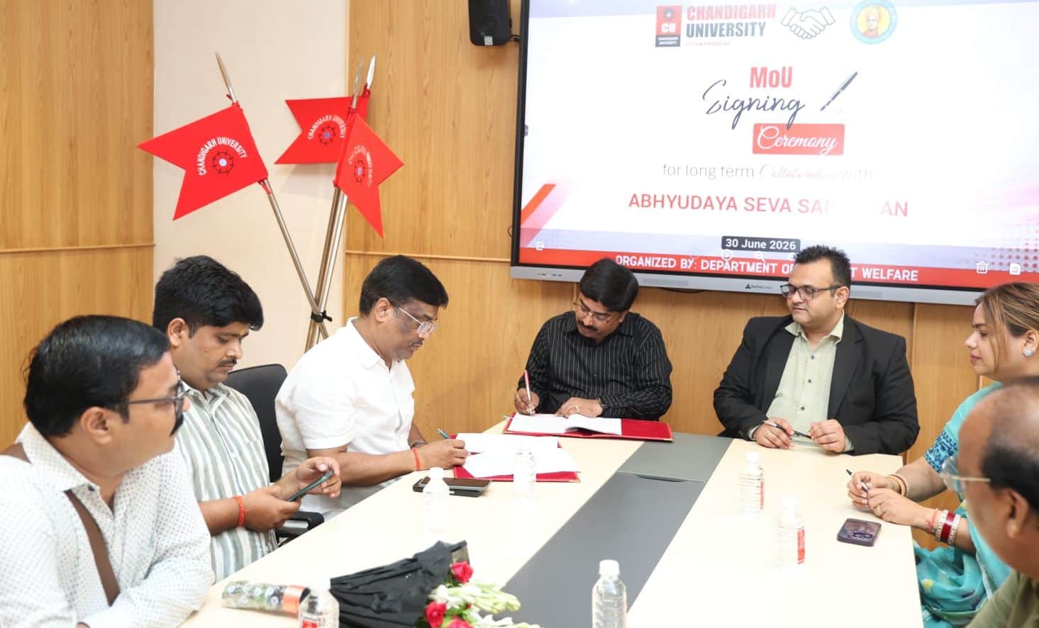 फोटो-10-चंडीगढ़ यूनिवर्सिटी के साथ युवाओं के कौशल विकास को लेकर एमओयू साइन करते अभ्युदय सेवा सं