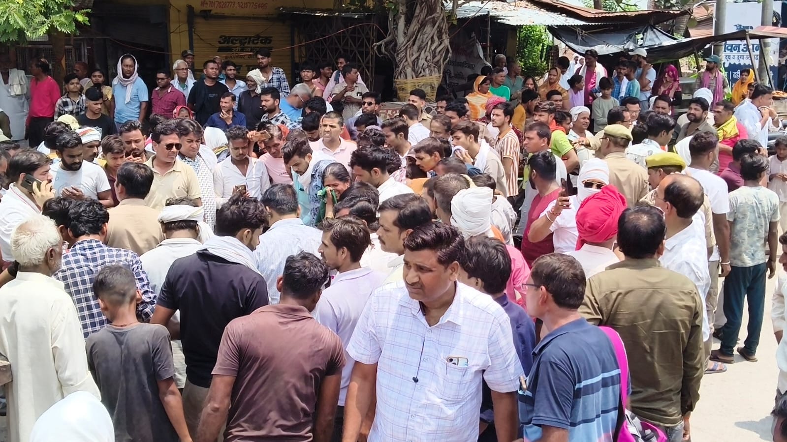 फोटो -10- हादसे के बाद घटनास्थल पर जमा भीड़। संवाद