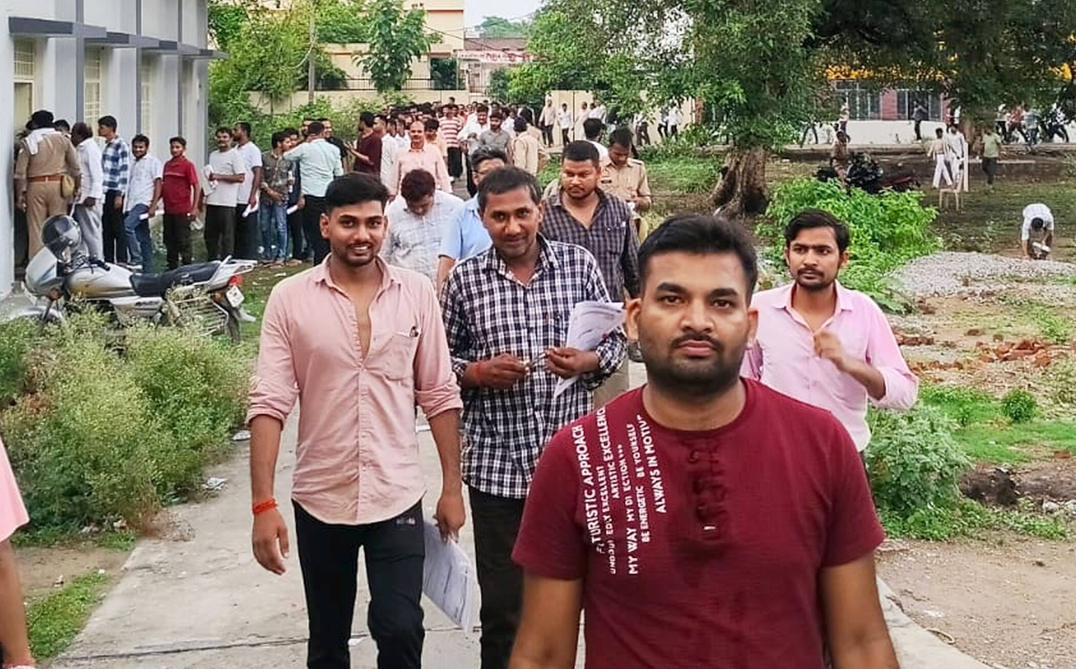 फोटो-24-केंद्र से परीक्षा देकर बाहर निकलते परीक्षार्थी। संवाद